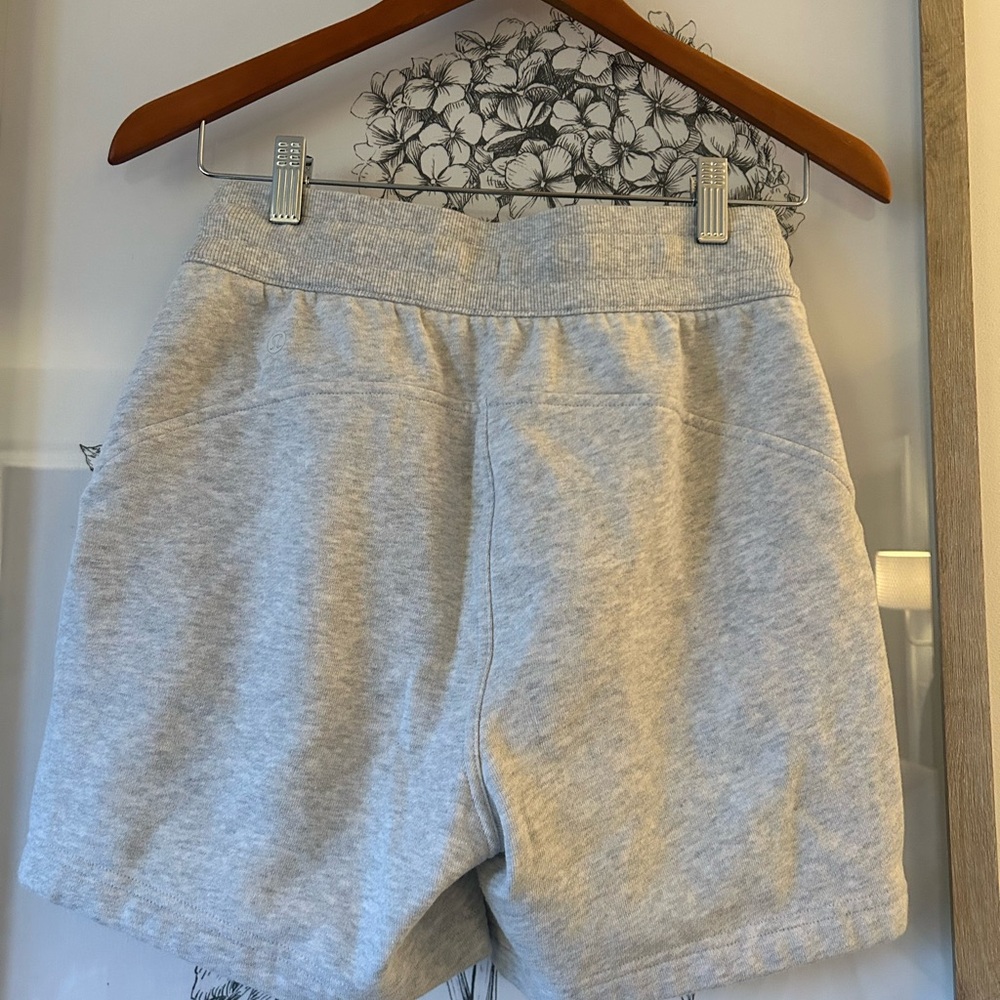 Lululemon Scuba Shorts - Picture 2 of 5